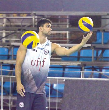 LEONARDO COSTA/13-11-14 Victor Hugo quer parar o ataque do Cruzeiro no Campus