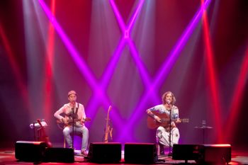 Zélia e Zeca apresentam a turnê que roda o país, com seus violões, sucessos e inéditas no repertório