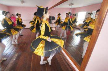 180 bailarinos da Expressão e Movimento se apresentam no Central