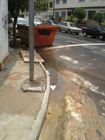 Bueiro entupido acumula água em rua do Santa Helena 2 Água parada na esquina da Benjamin Constant com Olegário Maciel