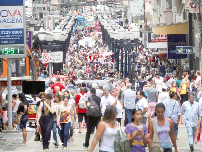 Longas filas nos supermercados 2 Apesar da demanda, não há dificuldade para encontrar produtos tradicionais