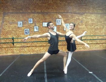 DIVULGAÇÃO Ballet Misailidis vai apresentar encontros e desencontros amorosos de 'Coppélia'