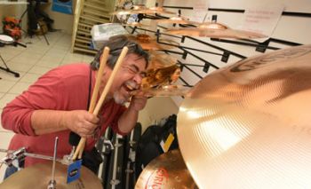 MARCELO RIBEIRO Baterista Big Charles faz show instrumental com Adalberto Silva e Pablo Garcia