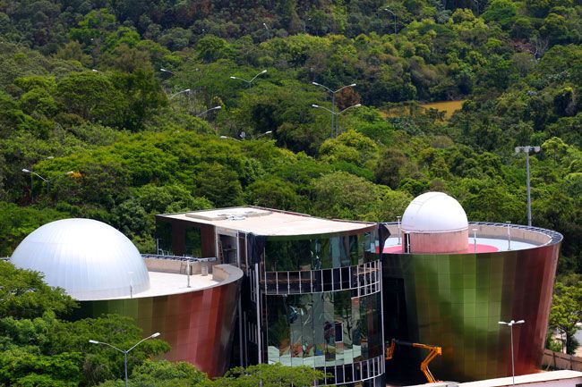 Blocos laterais receberam dois mil metros quadrados de chapas de alumínio que mudam de cor de acordo com a luz