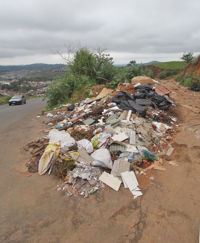 Bota-fora irregular na Avenida Senhor dos Passos