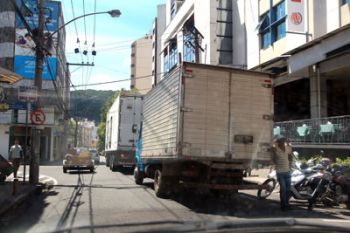 Caminhões param e prejudicam trânsito na Rua Morais e Castro