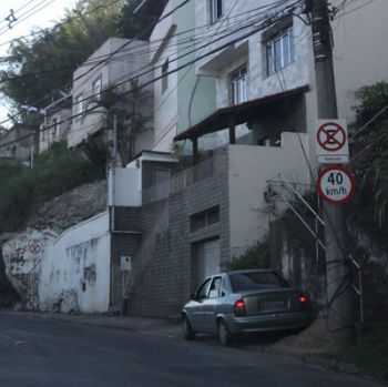 FELIPE COURI/15-12-14 Carro interdita passeio na Rua Monsenhor Gustavo Freire