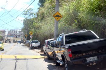 Estacionamento irregular no Bairro Dom Bosco 2 Carros parados na calçada da Rua Monsenhor Gustavo Freire e sobre a faixa zebrada na Rua Antônio Marinho Saraiva