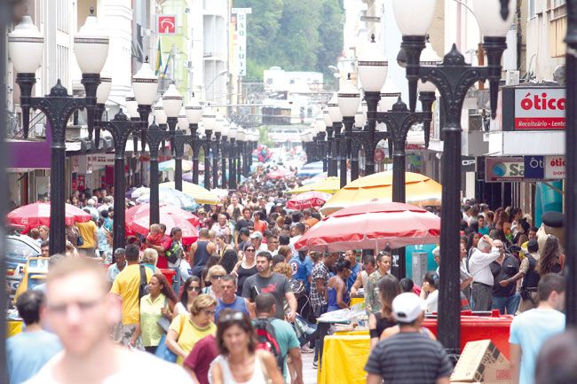 FERNANDO PRIAMO/20-12-14 Centro teve ruas cheias, mas movimento nas lojas foi aquém do esperado
