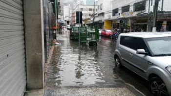 Lojistas reclamam de alagamento 2 Chuva da última quinta-feira inundou calçada da Floriano