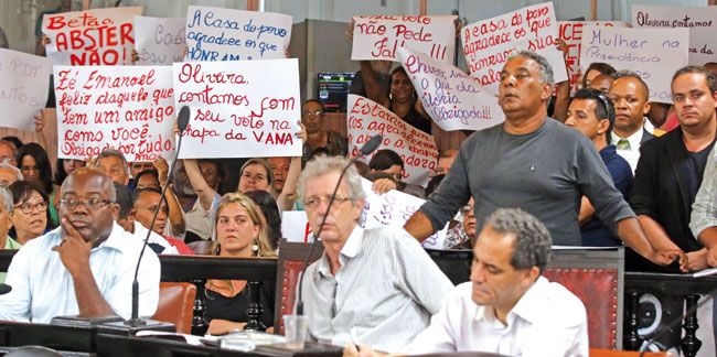 Com apoio de José Emanuel (em pé no balcão), grupo acompanha votação; Jucelio, Betão e Castelar se abstiveram