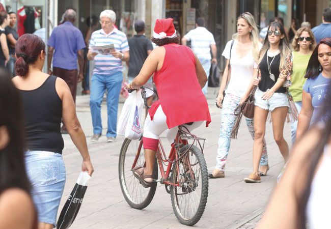 FOTOS: LEONARDO COSTA/24-12-14 Consumidora foi às compras no Calçadão já no clima do Natal