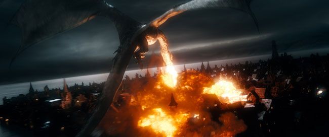 Ponto final na Terra Média 4 Dragão Smaug resolve que é hora de agitar a noite da Cidade do Lago