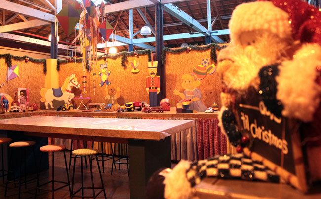 FOTOS: FERNANDO PRIAMO Espaço conta com oficina de brinquedos, escritório e cômodos da casa, como sala de jantar, dormitório, banheiro e cozinha