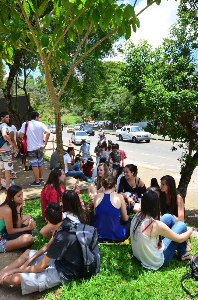 Estudantes comentam questões das provas anteriores antes do início do último exame