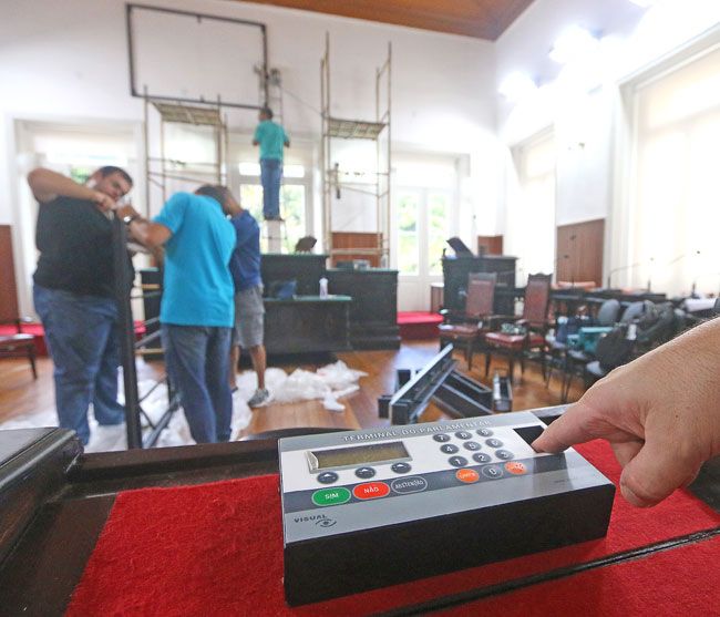 Instalação do painel eletrônico e do sistema de ponto biométrico foi iniciada ontem