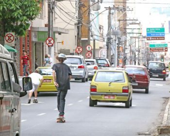 LEONARDO COSTA/25-11-14 Jovens andam de skate próximo ao Parque Halfeld