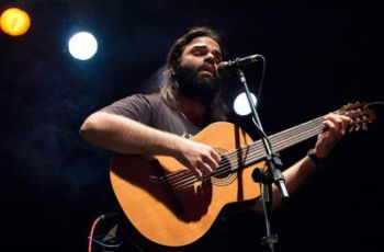 Kadu Mauad se apresenta na sexta-feira, ao lado de Arnaldo Huff, para celebrar o aniversário da Liberdade Beat Café Bar