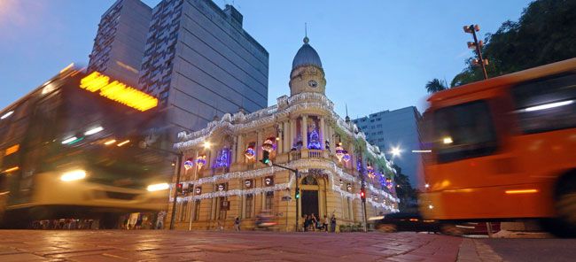 Prédios públicos de JF são decorados para o Natal 2 Microlâmpadas enfeitam o Paço Municipal e o prédio do Centro Cultural Bernardo Mascarenhas