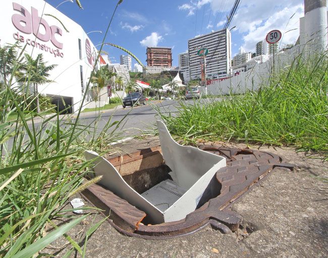 Monitor quebrado sinaliza buraco no passeio