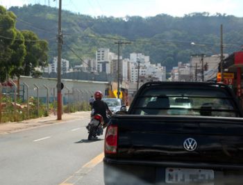 FERNANDO PRIAMO/16-12-14 Moto trafega pela contramão e em zigue-zague pela Rua Benjamin Constant