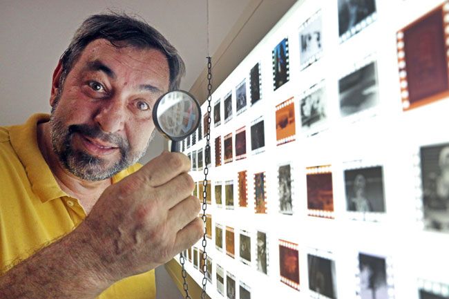 Nicoline mostra negativos e cromos, que podem ser observados com lupa