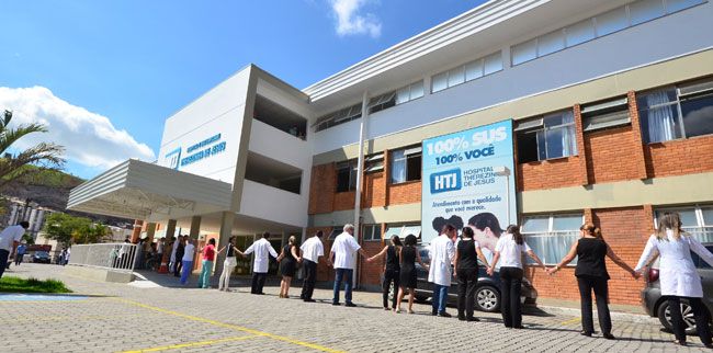 OLAVO PRAZERES/12-12-14 No ato, funcionários, médicos, enfermeiros, pacientes e familiares de internados na unidade fizeram orações por uma solução para o problema