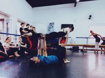 No ensaio, bailarinos preparam espetáculo com diferentes estilos 
