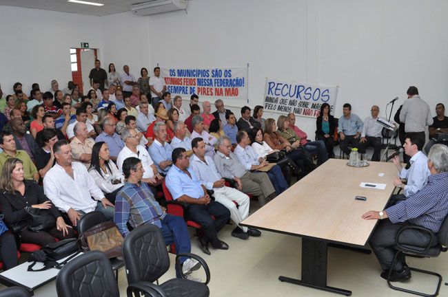 O prefeito Bruno Siqueira participou da reunião realizada na sede da Vigilância em Saúde 