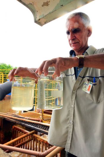 FOTOS OLAVO PRAZERES/23-12-14 O químico Jorge Almeida mostra que a água de Chapeu D`Uvas chega mais limpa que a do Ribeirão Espírito Santo, e por isso é possível descartar a decantação