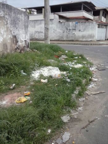 KELLY DINIZ Pedestres não podem transitar pelo passeio da Rua João Bansemer, esquina com Sebastião Ferreira