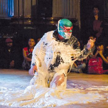 FOTOS DIVULGAÇÃO Performance de Rodrigo Munhoz, do Amor Experimental, com massa do mesmo peso que o seu