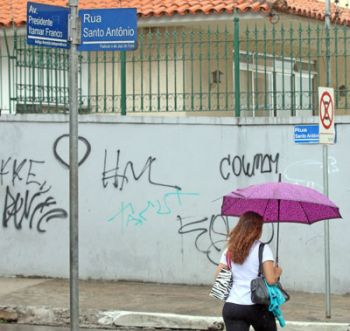 Pichações começam logo na esquina da Itamar Franco e se prolongam por toda a Santo Antônio