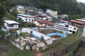 Piscina desativada acumula água no Borboleta