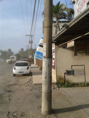 Sinalização de ponto de ônibus danificada prejudica usuários 2 Placa que sinaliza ponto de ônibus precisa ser recolocada na Barreira do Triunfo