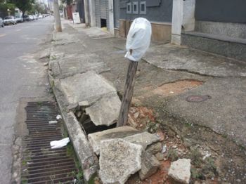 SANDRA ZANELLA População improvisou alerta na esquina das ruas Mamoré e Hélio Ruy de Melo