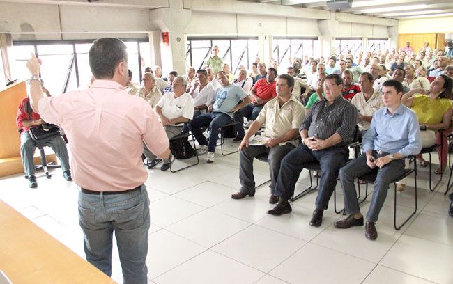 DIVULGAÇÃO/PJF/15-12-14 Secretário de Transportes e Trânsito, Rodrigo Tortoriello, apresenta edital a taxistas
