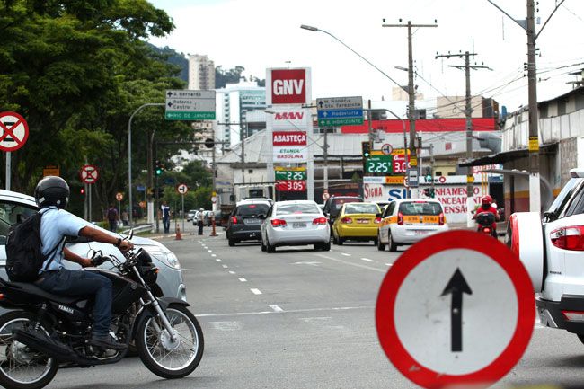 Sinalização aponta trecho liberado próximo à Regional Leste