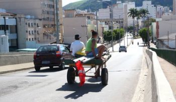 Trânsito de carroça no local é considerado infração média 