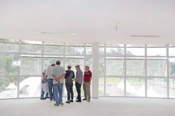 Visitantes poderão fazer lanche no salão envidraçado com vista para a Praça Cívica 