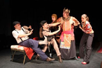 'Confronto' entre público e atores é o tema da comédia da Companhia Teatral Fazendo Arte