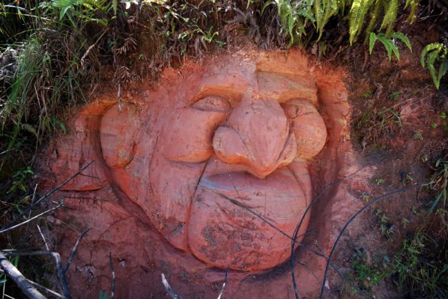 Moradores contam que escultor misterioso é visto no local desde domingo (26)