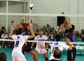 Leonardo Costa 10-12-2011 Ricardinho comanda a vitória do Vôlei Futuro
