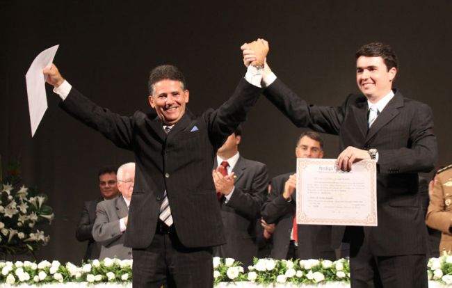 Leonardo Costa/19-12-12 Sérgio Rodrigues e Bruno Siqueira, o vice e o prefeito eleitos, comemoram a diplomação