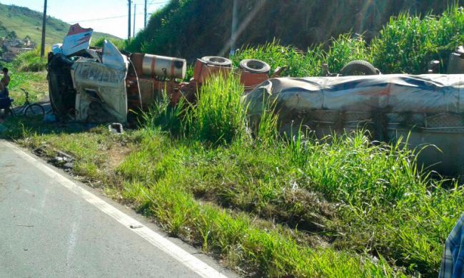 Veículo estava carregado com cimento