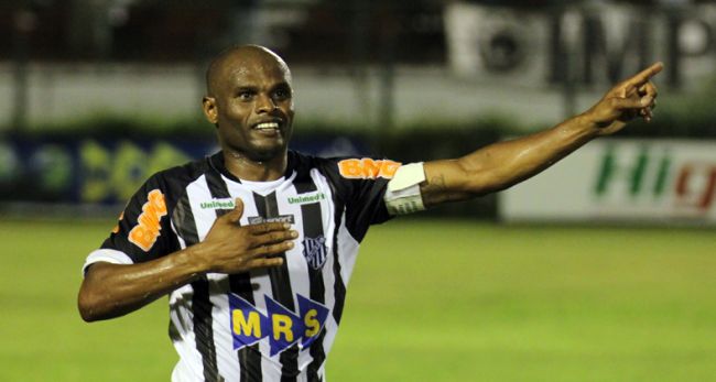 Leonardo Costa/26-10-11 Ademilson comemora um de seus três gols