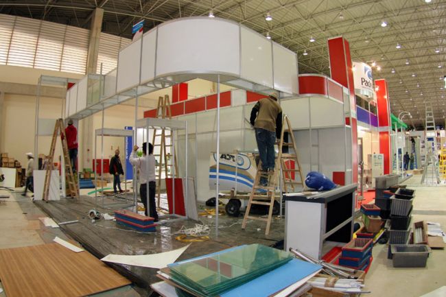 No Expominas, homens trabalham na montagem