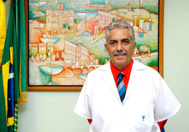 Docente foi cinco vezes diretor na Farmácia