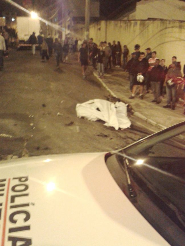 Motociclista de 21 anos foi atingido por um caminhão-baú