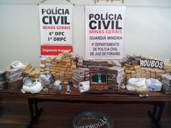 Pasta base de cocaína e munições também achados